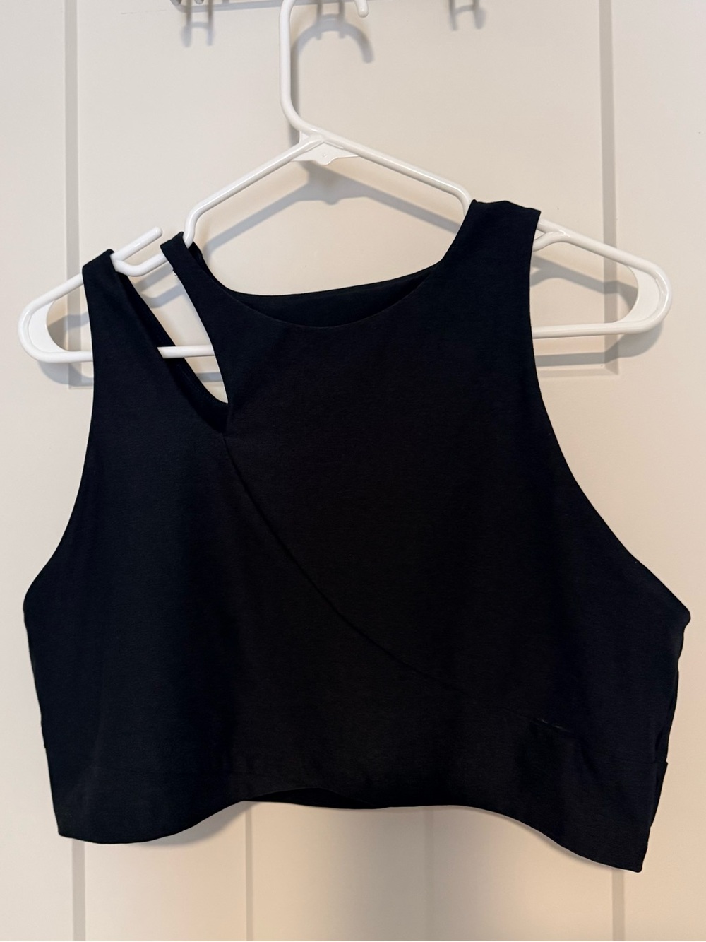 Black Old Navy Active Cropped Athletic Tank Top with Shoulder Cutout